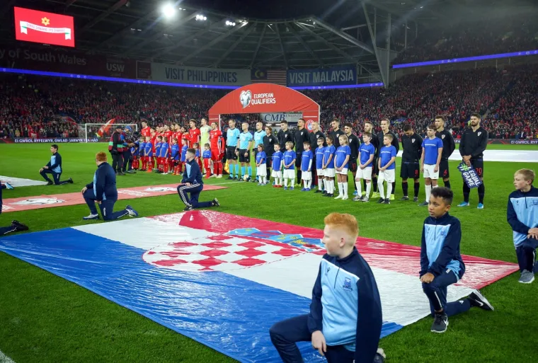 Nikola Vlašić zabio je s nekih 17 metara od stative lijevom nogom u 9. minuti za 1:0 Hrvatske protiv Walesa. Zlatko Dalić odlično je odlučio kad je u udarnih 11 uvrstio Nikolu Vlašića i Josipa Brekala koji su mu uzvratili na najljepši mogući način, i tako pokazali da su igrači koji će u budućnosti nositi Vatrene. Brekalo je prošao trojicu na lijevoj strani, dao loptu prema nepredvidivom Petkoviću koji je ostavio za Vlašića. Niksi je hrabro potegnuo i kraj dugog Hennesseyja zabio za vodstvo Hrvatske.