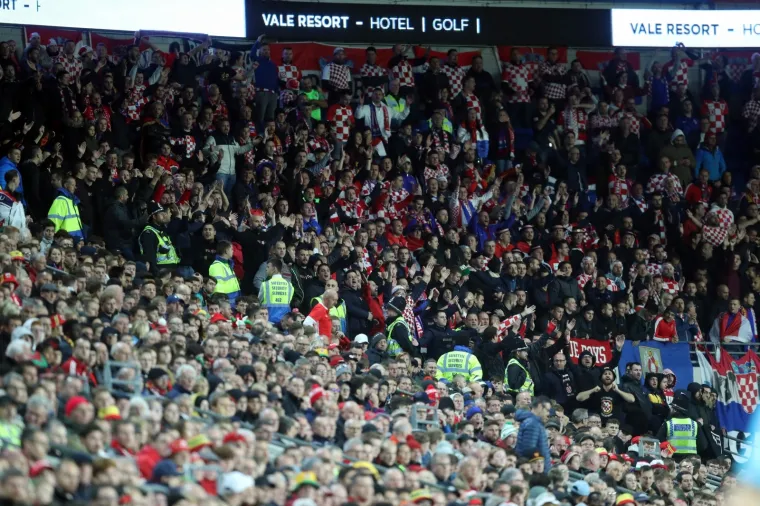 VATRENI IMAJU GROMOGLASNU PODR&Scaron;KU S TRIBINA: Preko 1500 hrvatskih navijača bodri Modrića i dru&scaron;tvo