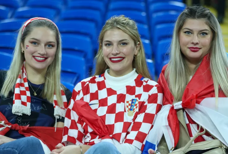 VATRENI IMAJU GROMOGLASNU PODR&Scaron;KU S TRIBINA: Preko 1500 hrvatskih navijača bodri Modrića i dru&scaron;tvo