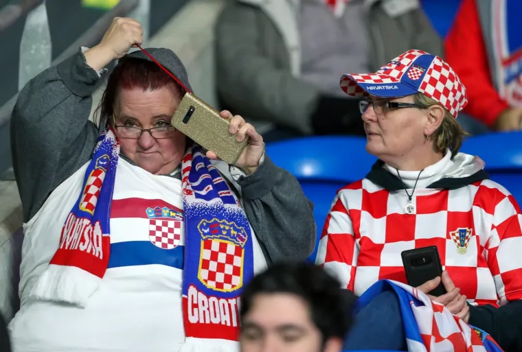 VATRENI IMAJU GROMOGLASNU PODR&Scaron;KU S TRIBINA: Preko 1500 hrvatskih navijača bodri Modrića i dru&scaron;tvo