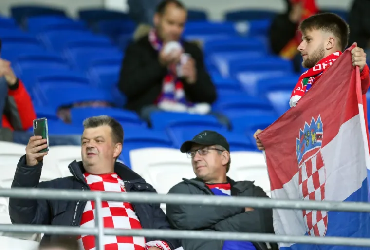 VATRENI IMAJU GROMOGLASNU PODR&Scaron;KU S TRIBINA: Preko 1500 hrvatskih navijača bodri Modrića i dru&scaron;tvo