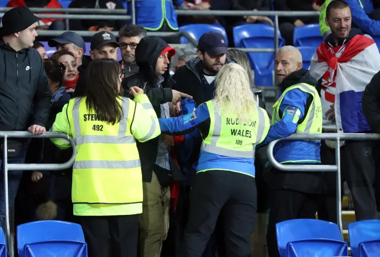 VATRENI IMAJU GROMOGLASNU PODR&Scaron;KU S TRIBINA: Preko 1500 hrvatskih navijača bodri Modrića i dru&scaron;tvo