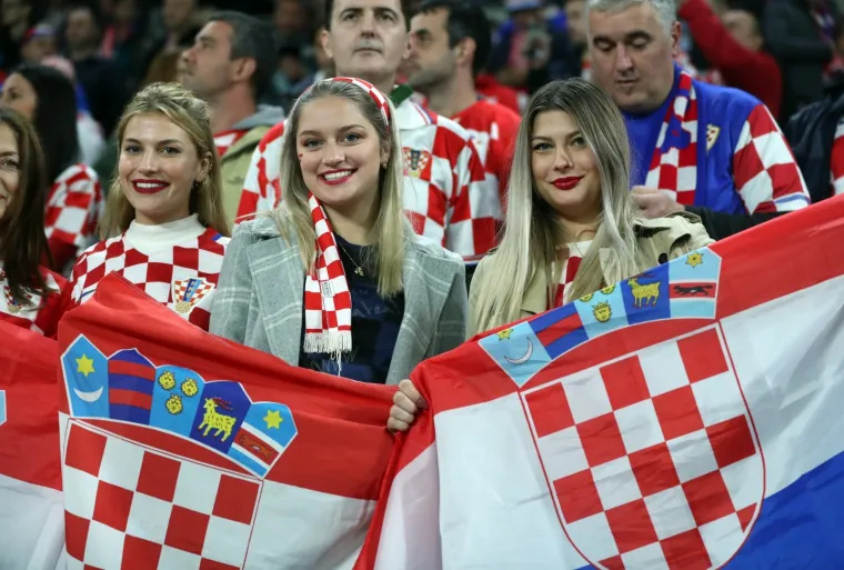 VATRENI IMAJU GROMOGLASNU PODR&Scaron;KU S TRIBINA: Preko 1500 hrvatskih navijača bodri Modrića i dru&scaron;tvo