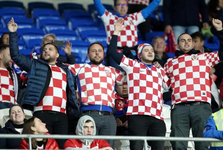 VATRENI IMAJU GROMOGLASNU PODR&Scaron;KU S TRIBINA: Preko 1500 hrvatskih navijača bodri Modrića i dru&scaron;tvo