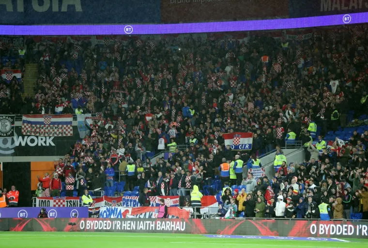 VATRENI IMAJU GROMOGLASNU PODR&Scaron;KU S TRIBINA: Preko 1500 hrvatskih navijača bodri Modrića i dru&scaron;tvo