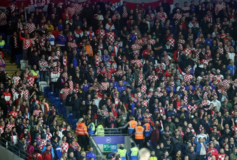 VATRENI IMAJU GROMOGLASNU PODR&Scaron;KU S TRIBINA: Preko 1500 hrvatskih navijača bodri Modrića i dru&scaron;tvo