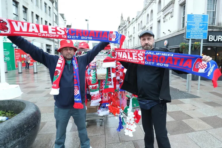 HRVATSKI NAVIJAČI OSVANULI U CENTRU CARDIFFA: Vatreni će i u Walesu imati veliku podr&scaron;ku