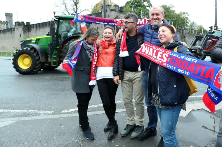 HRVATSKI NAVIJAČI OSVANULI U CENTRU CARDIFFA: Vatreni će i u Walesu imati veliku podr&scaron;ku