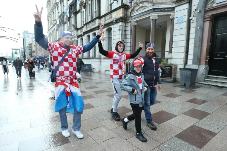HRVATSKI NAVIJAČI OSVANULI U CENTRU CARDIFFA: Vatreni će i u Walesu imati veliku podr&scaron;ku