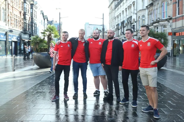 HRVATSKI NAVIJAČI OSVANULI U CENTRU CARDIFFA: Vatreni će i u Walesu imati veliku podr&scaron;ku