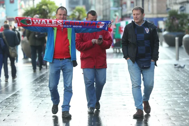 HRVATSKI NAVIJAČI OSVANULI U CENTRU CARDIFFA: Vatreni će i u Walesu imati veliku podr&scaron;ku