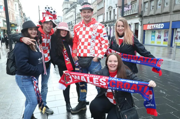 HRVATSKI NAVIJAČI OSVANULI U CENTRU CARDIFFA: Vatreni će i u Walesu imati veliku podr&scaron;ku