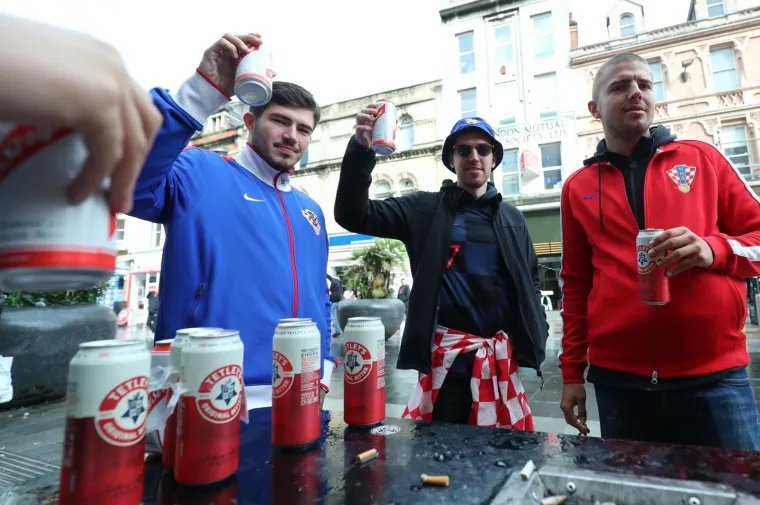 HRVATSKI NAVIJAČI OSVANULI U CENTRU CARDIFFA: Vatreni će i u Walesu imati veliku podr&scaron;ku