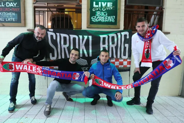 HRVATSKI NAVIJAČI OSVANULI U CENTRU CARDIFFA: Vatreni će i u Walesu imati veliku podr&scaron;ku