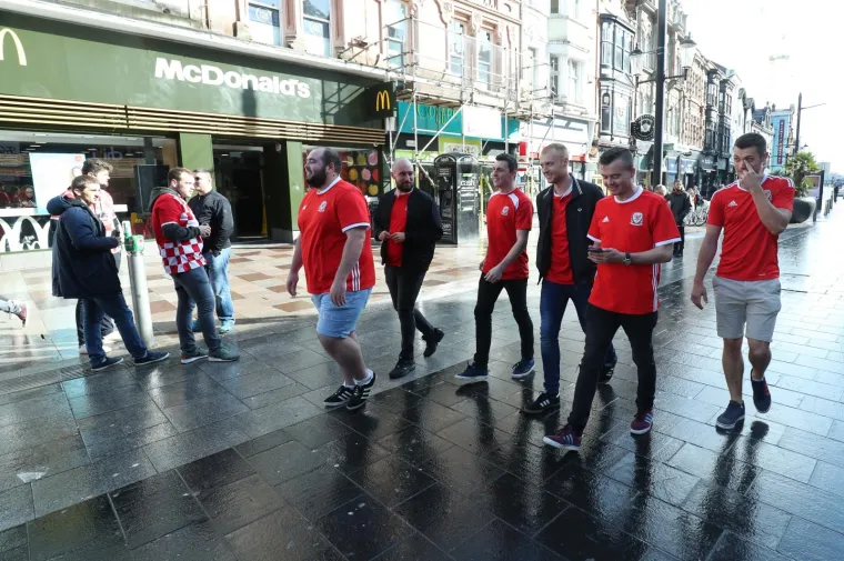 HRVATSKI NAVIJAČI OSVANULI U CENTRU CARDIFFA: Vatreni će i u Walesu imati veliku podr&scaron;ku