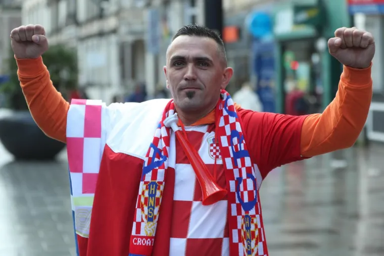HRVATSKI NAVIJAČI OSVANULI U CENTRU CARDIFFA: Vatreni će i u Walesu imati veliku podr&scaron;ku