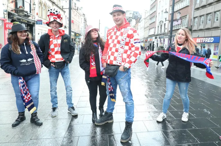 HRVATSKI NAVIJAČI OSVANULI U CENTRU CARDIFFA: Vatreni će i u Walesu imati veliku podr&scaron;ku