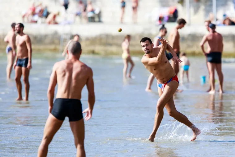 ZA NJIH LJETO JOŠ UVIJEK TRAJE: Građani usred jeseni na Bačvicama zaigrali omiljeni sport