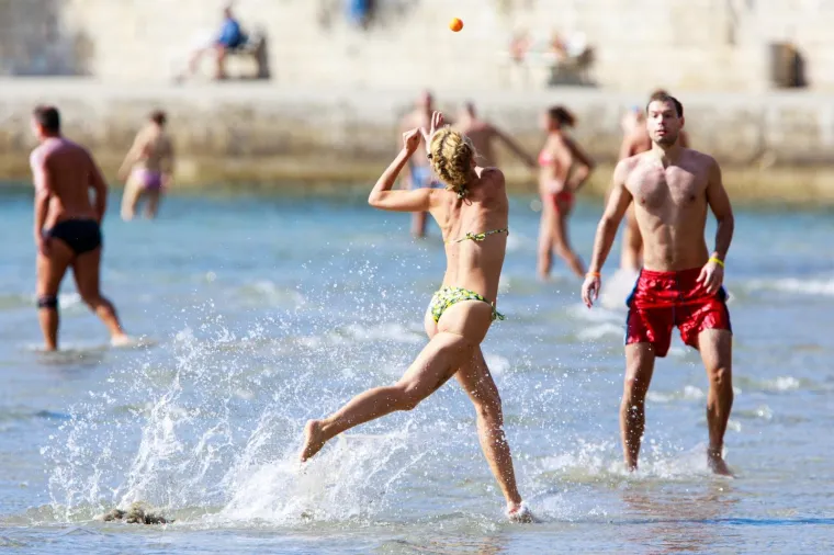 ZA NJIH LJETO JO&Scaron; UVIJEK TRAJE: Građani usred jeseni na Bačvicama zaigrali omiljeni sport
