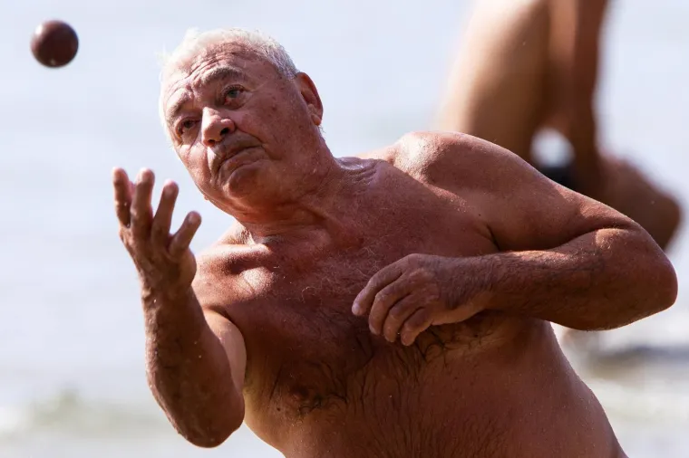 ZA NJIH LJETO JO&Scaron; UVIJEK TRAJE: Građani usred jeseni na Bačvicama zaigrali omiljeni sport