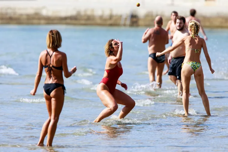 ZA NJIH LJETO JO&Scaron; UVIJEK TRAJE: Građani usred jeseni na Bačvicama zaigrali omiljeni sport