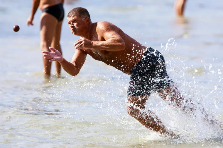 ZA NJIH LJETO JO&Scaron; UVIJEK TRAJE: Građani usred jeseni na Bačvicama zaigrali omiljeni sport