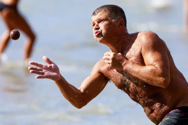 ZA NJIH LJETO JO&Scaron; UVIJEK TRAJE: Građani usred jeseni na Bačvicama zaigrali omiljeni sport