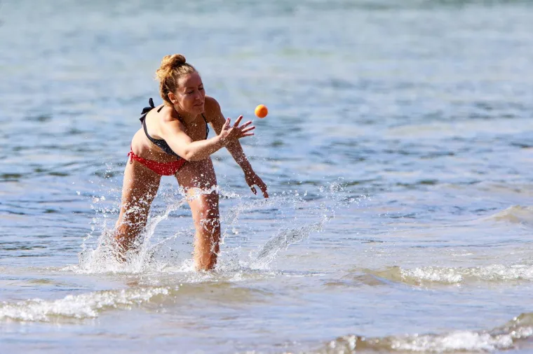 ZA NJIH LJETO JO&Scaron; UVIJEK TRAJE: Građani usred jeseni na Bačvicama zaigrali omiljeni sport