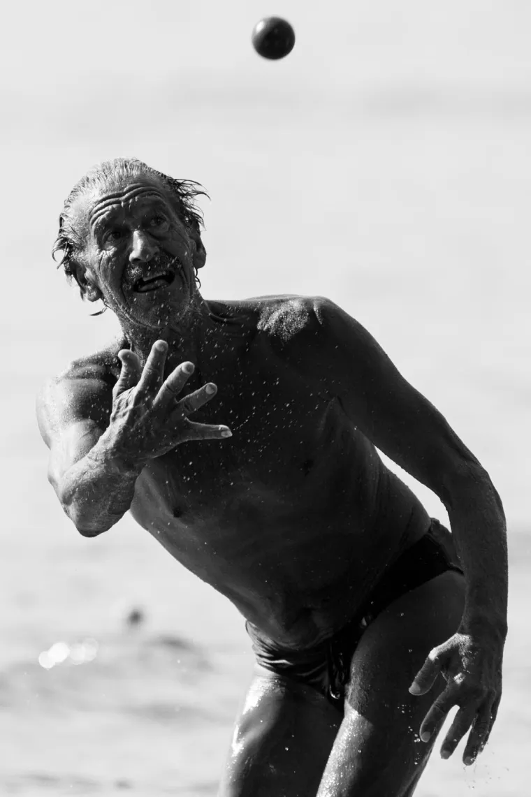 ZA NJIH LJETO JO&Scaron; UVIJEK TRAJE: Građani usred jeseni na Bačvicama zaigrali omiljeni sport