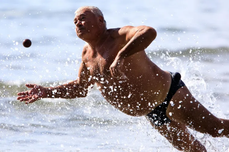 ZA NJIH LJETO JO&Scaron; UVIJEK TRAJE: Građani usred jeseni na Bačvicama zaigrali omiljeni sport