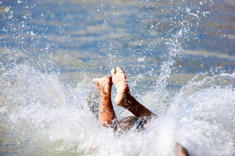 ZA NJIH LJETO JO&Scaron; UVIJEK TRAJE: Građani usred jeseni na Bačvicama zaigrali omiljeni sport