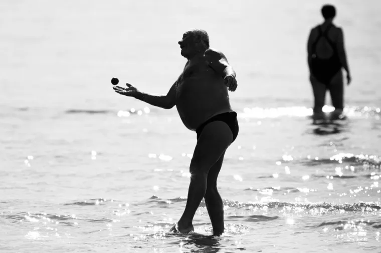 ZA NJIH LJETO JO&Scaron; UVIJEK TRAJE: Građani usred jeseni na Bačvicama zaigrali omiljeni sport