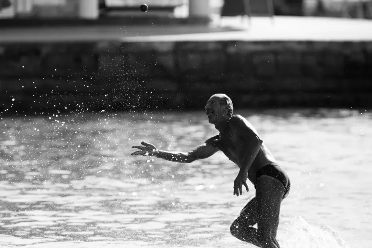 ZA NJIH LJETO JO&Scaron; UVIJEK TRAJE: Građani usred jeseni na Bačvicama zaigrali omiljeni sport