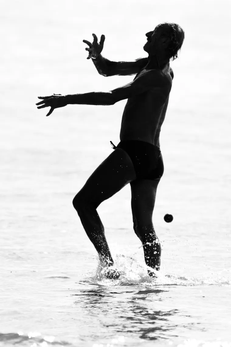 ZA NJIH LJETO JO&Scaron; UVIJEK TRAJE: Građani usred jeseni na Bačvicama zaigrali omiljeni sport