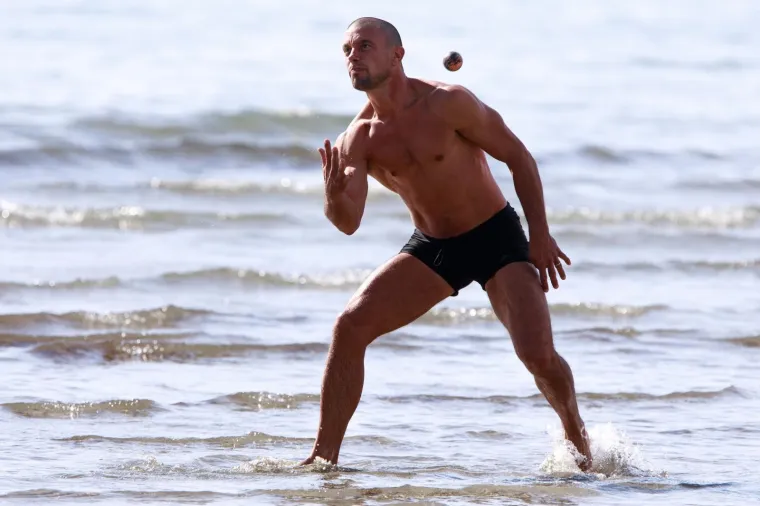 ZA NJIH LJETO JO&Scaron; UVIJEK TRAJE: Građani usred jeseni na Bačvicama zaigrali omiljeni sport