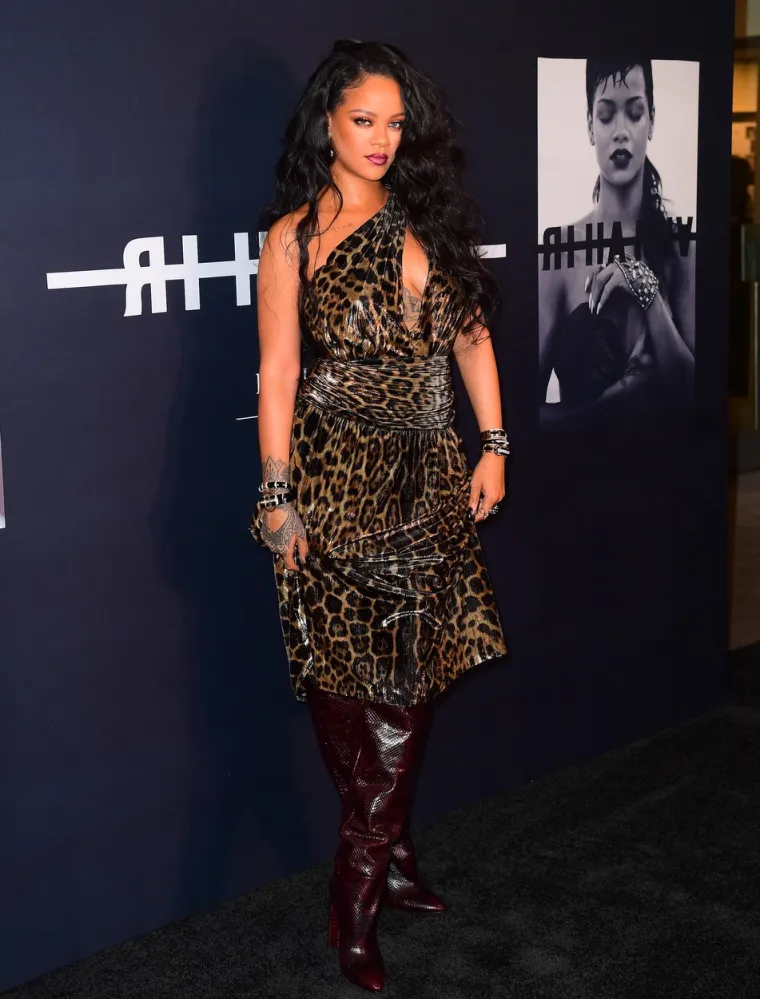 LJEPOTICA S BARBADOSA PLIJENILA POGLEDE U NEW YORKU: Rihanna u haljini leopard uzorka pokazala sve svoje draži