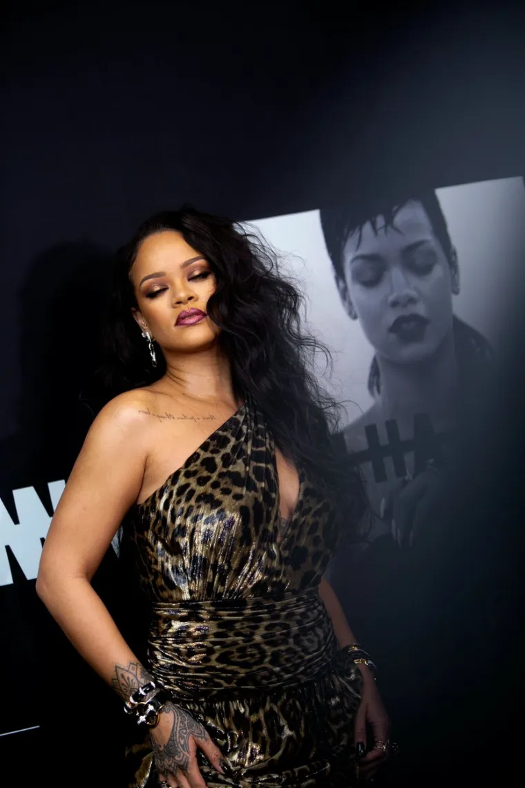 LJEPOTICA S BARBADOSA PLIJENILA POGLEDE U NEW YORKU: Rihanna u haljini leopard uzorka pokazala sve svoje draži