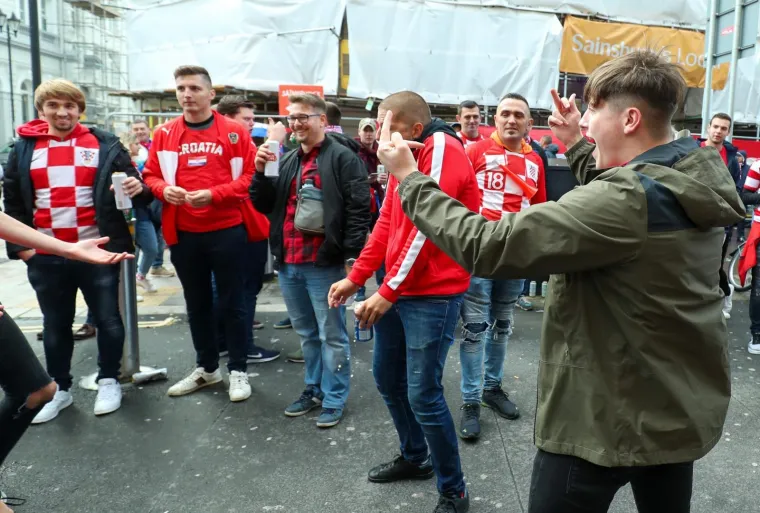 INCIDENT U CARDIFFU: Velšani došli među hrvatske navijače i zasuli ih uvredama