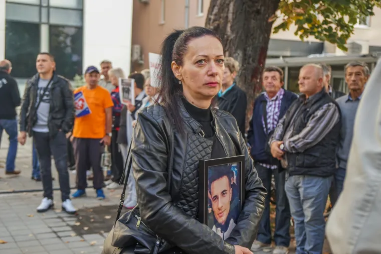 Aktivisti grupe 'Pravda za Davida' ispred suda podigli natpise 'Za&scaron;titite nas': 'Tražite ubojice umjesto da sudite majci!'