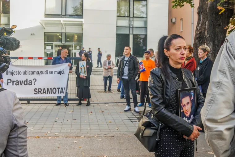 Aktivisti grupe 'Pravda za Davida' ispred suda podigli natpise 'Za&scaron;titite nas': 'Tražite ubojice umjesto da sudite majci!'