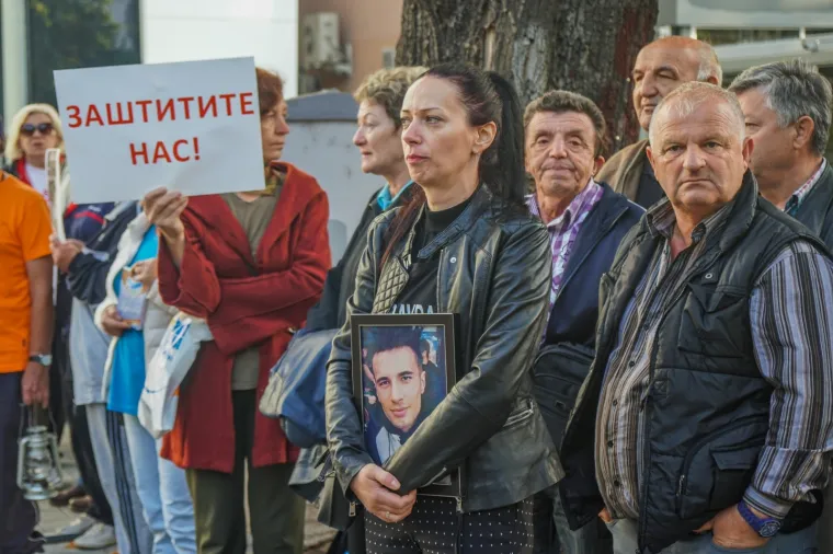 Aktivisti grupe 'Pravda za Davida' ispred suda podigli natpise 'Za&scaron;titite nas': 'Tražite ubojice umjesto da sudite majci!'