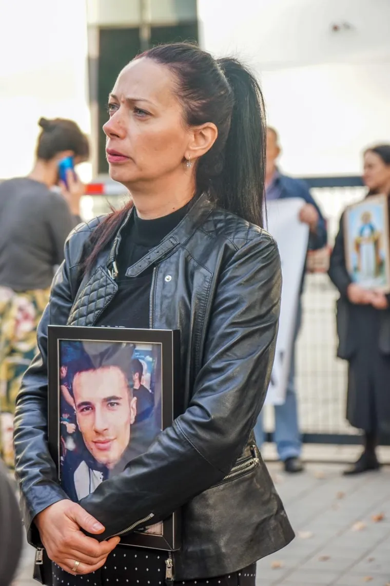 Aktivisti grupe 'Pravda za Davida' ispred suda podigli natpise 'Za&scaron;titite nas': 'Tražite ubojice umjesto da sudite majci!'