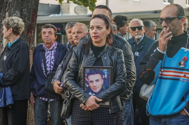 Aktivisti grupe 'Pravda za Davida' ispred suda podigli natpise 'Za&scaron;titite nas': 'Tražite ubojice umjesto da sudite majci!'