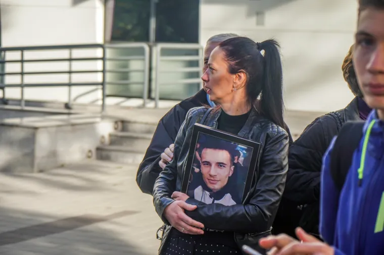 Aktivisti grupe 'Pravda za Davida' ispred suda podigli natpise 'Za&scaron;titite nas': 'Tražite ubojice umjesto da sudite majci!'