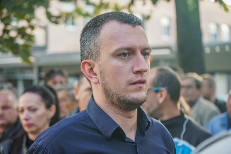 Aktivisti grupe 'Pravda za Davida' ispred suda podigli natpise 'Za&scaron;titite nas': 'Tražite ubojice umjesto da sudite majci!'