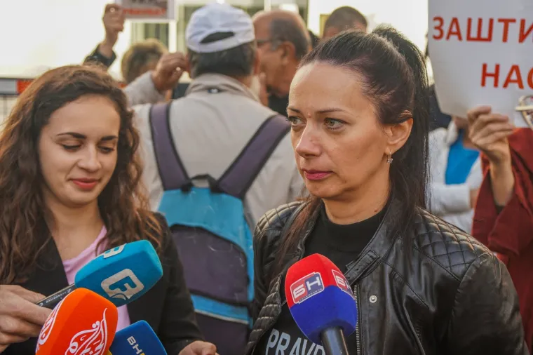 Aktivisti grupe 'Pravda za Davida' ispred suda podigli natpise 'Za&scaron;titite nas': 'Tražite ubojice umjesto da sudite majci!'