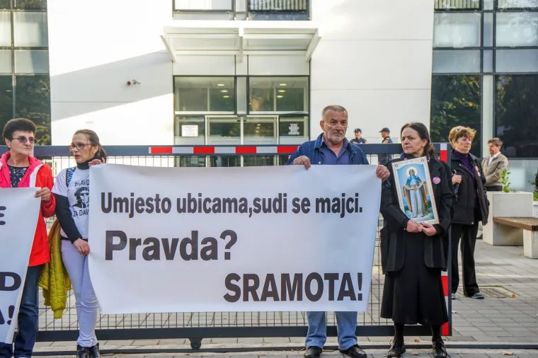 Aktivisti grupe 'Pravda za Davida' ispred suda podigli natpise 'Za&scaron;titite nas': 'Tražite ubojice umjesto da sudite majci!'