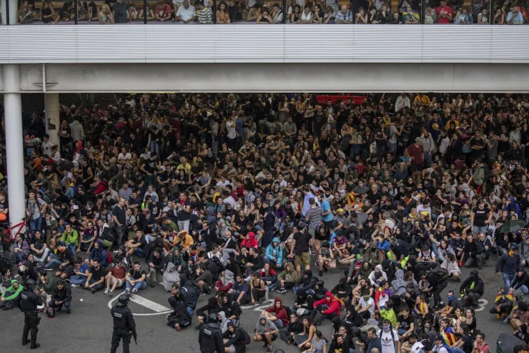 Potpuni kaos u Barceloni: Otkazani deseci letova, ne voze vlakovi ni metro, ozlijeđeno 13 prosvjednika