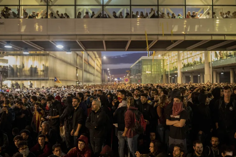 Potpuni kaos u Barceloni: Otkazani deseci letova, ne voze vlakovi ni metro, ozlijeđeno 13 prosvjednika