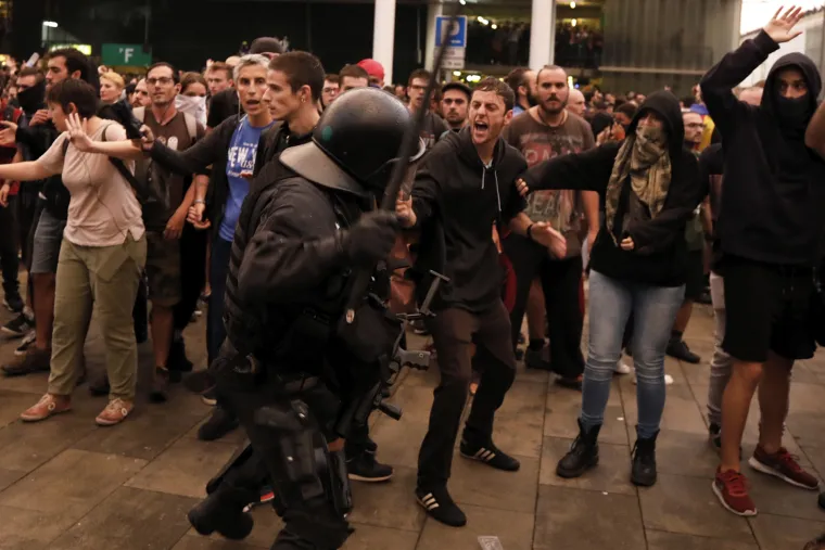 Potpuni kaos u Barceloni: Otkazani deseci letova, ne voze vlakovi ni metro, ozlijeđeno 13 prosvjednika